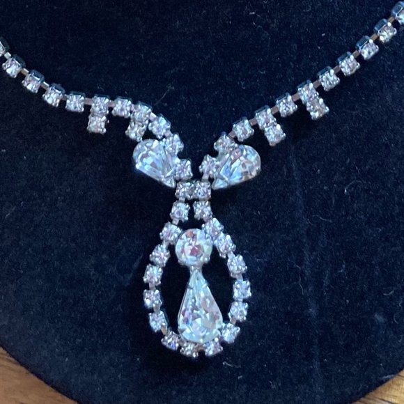 Vintage Full Rhinestone Necklace with large teardrop Pendant 15 inch length - Picture 2 of 4